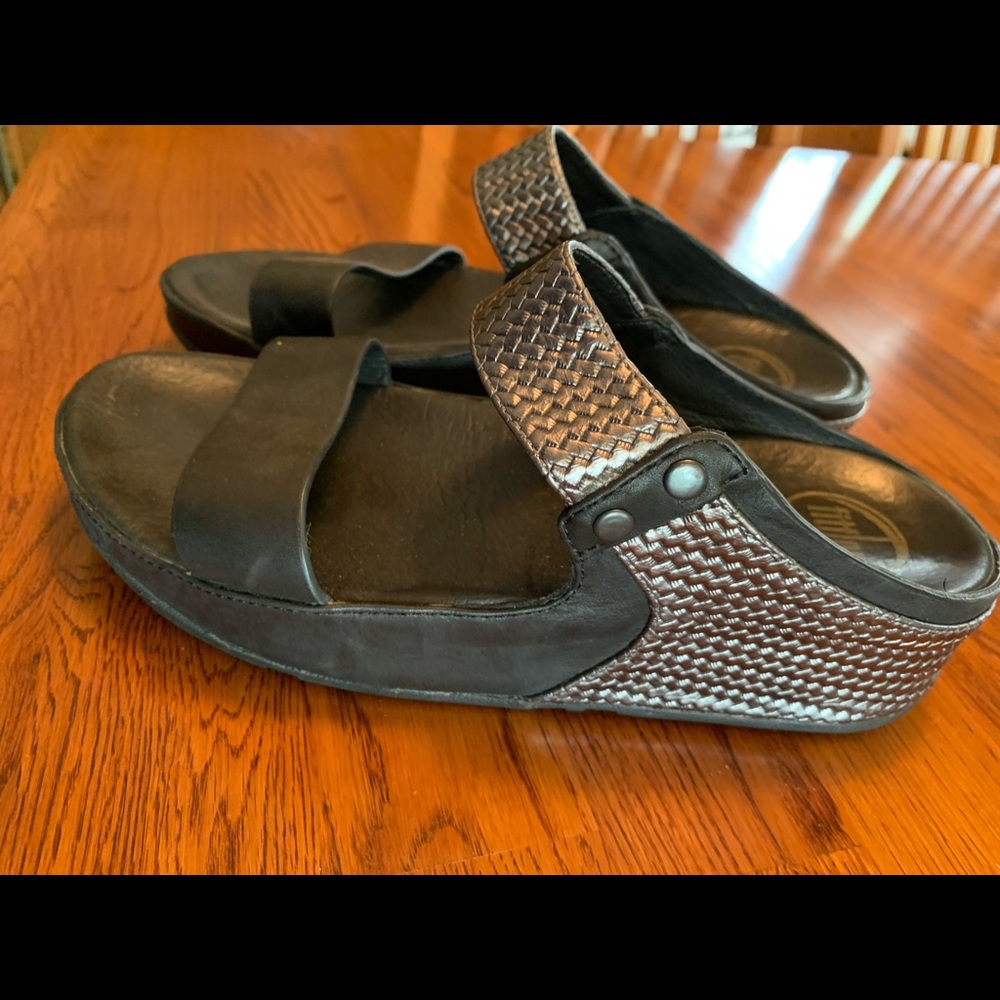 Fitflop double ban sandal. Black and silver. Leather. Size 7/7.5.